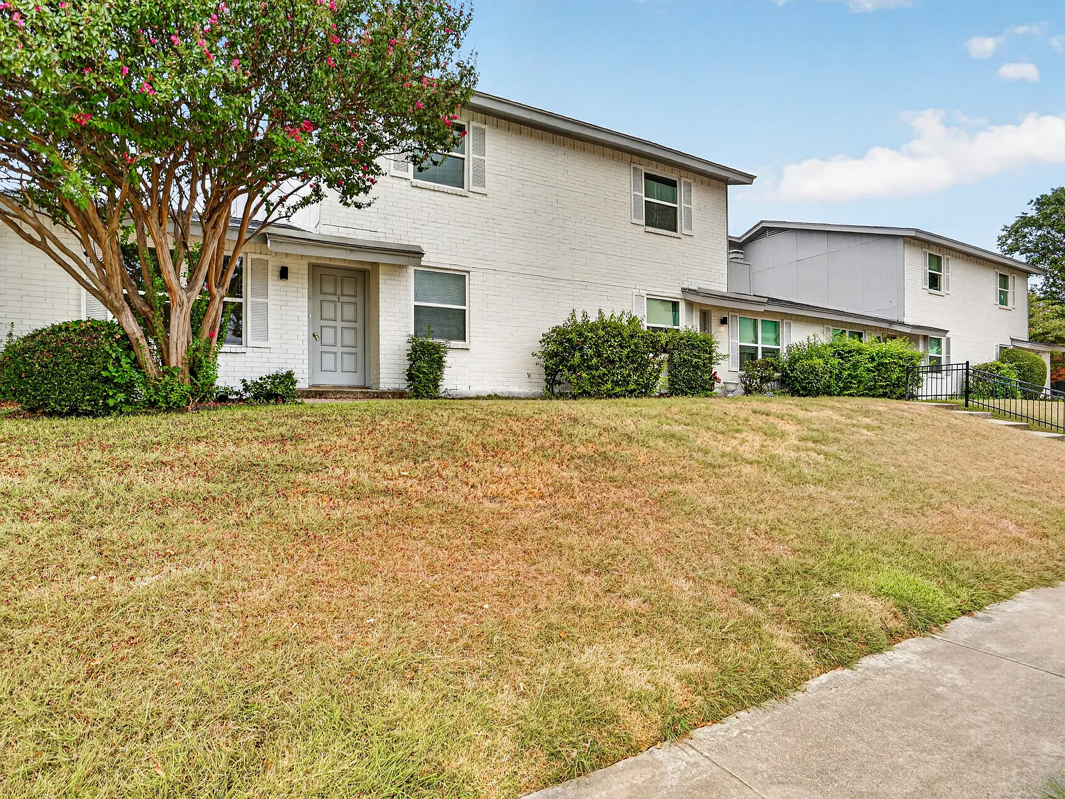 3 bed, 1250 sqft, $1,900 — Photo 1