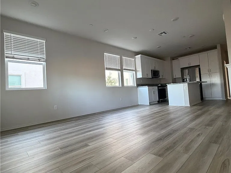 216 Lockhart Way — Photo 2