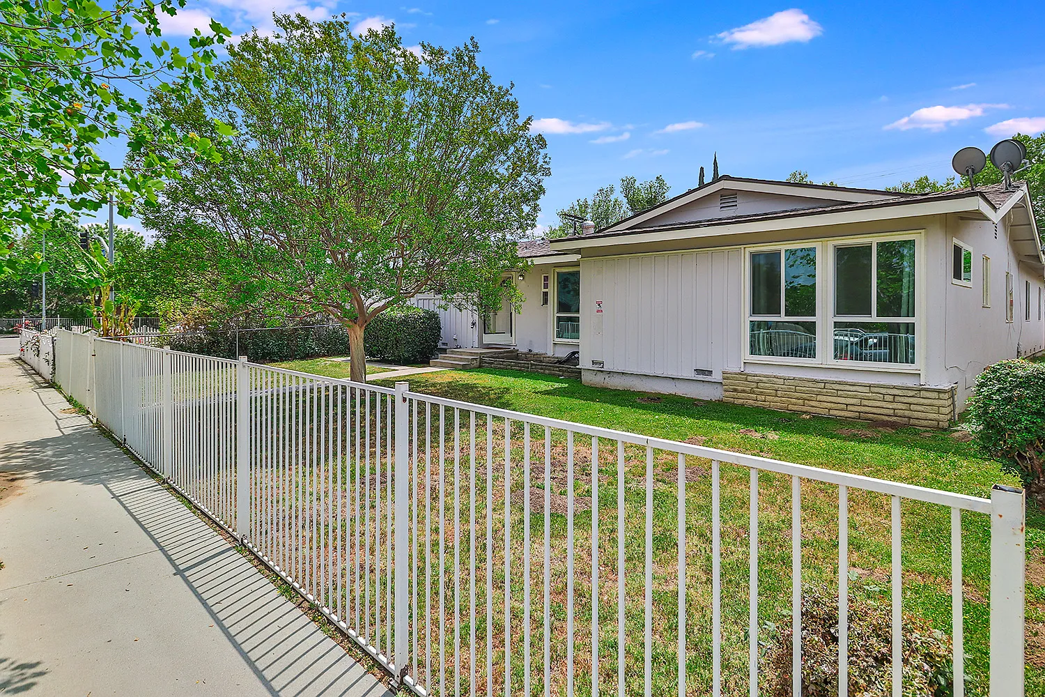 5 bed, 2473 sqft, $4,850 — Photo 3
