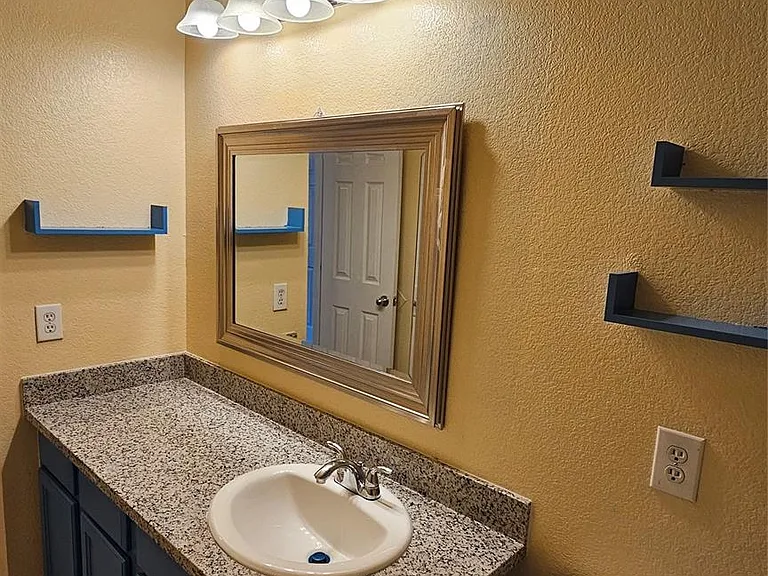 22135 Greengate Dr — Photo 37