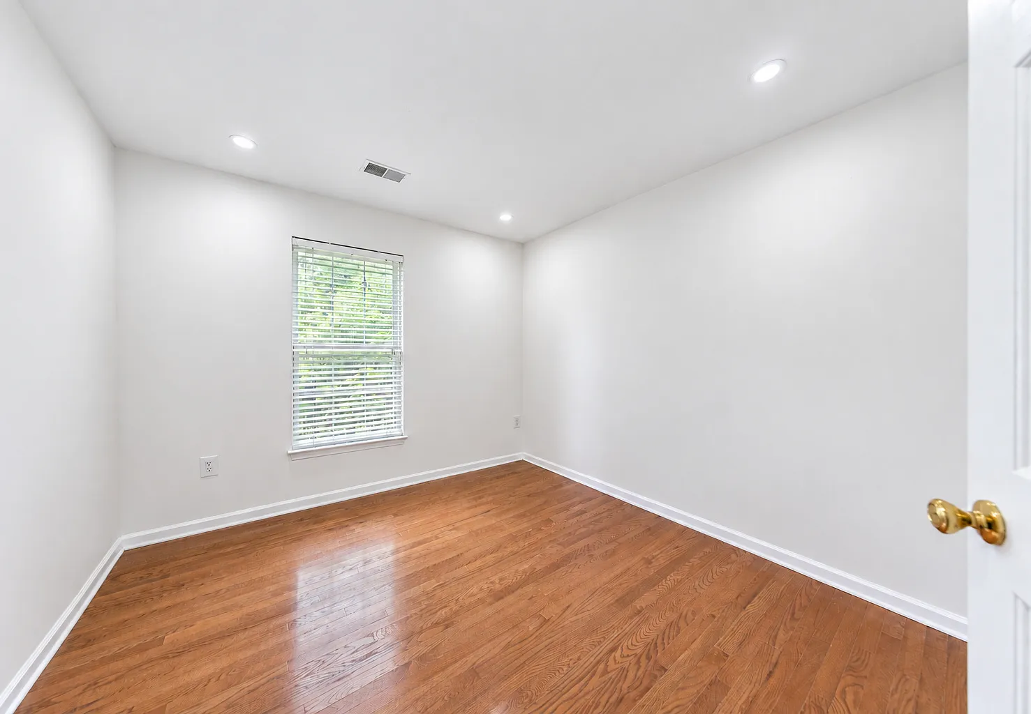 3 bed, 3.5 bath, 2200 sqft, $3,800 — Photo 4