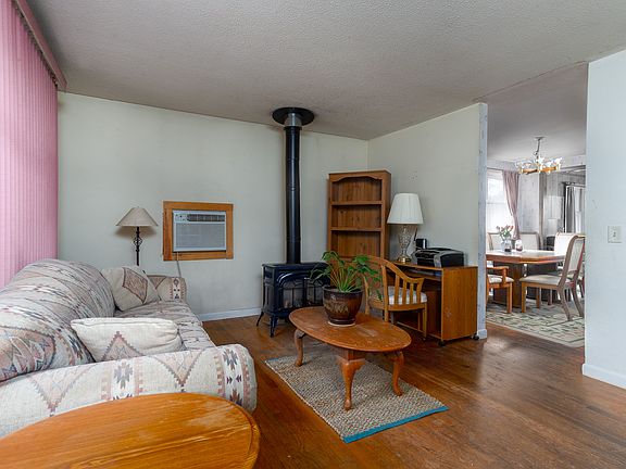  HARDWOOD FLOORS IN LR