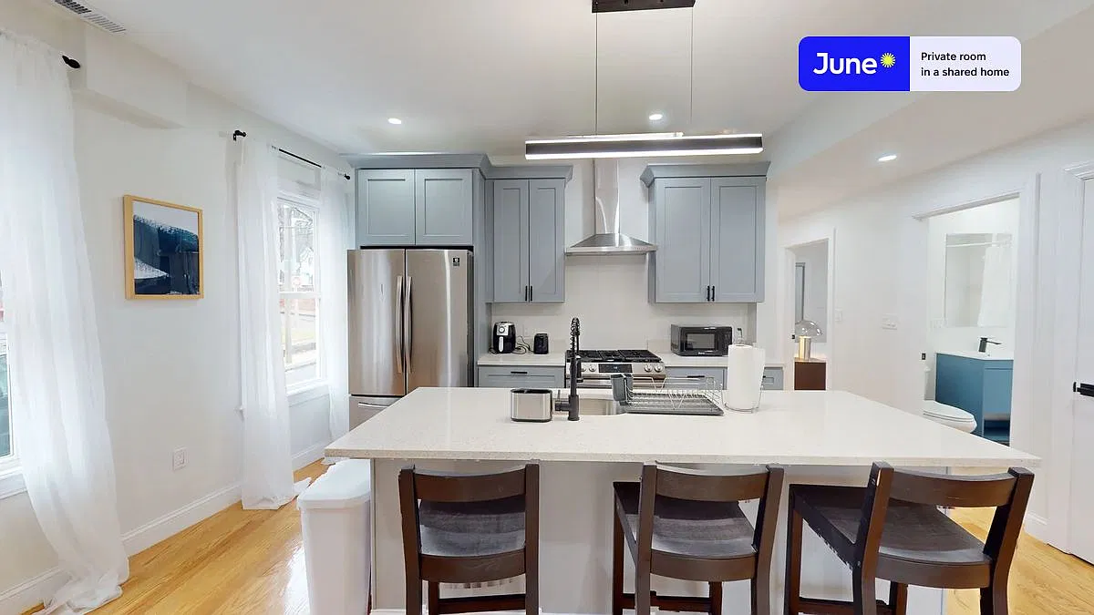 Queen bedroom in 4 bed/2 bath home in Fort Hill #990 A — Photo 4