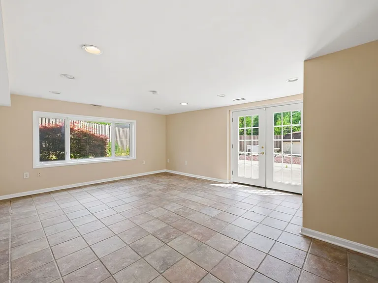 512 Dennis Ave — Photo 15
