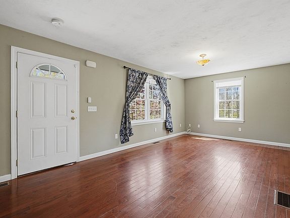 5th image of 262 Stevens St