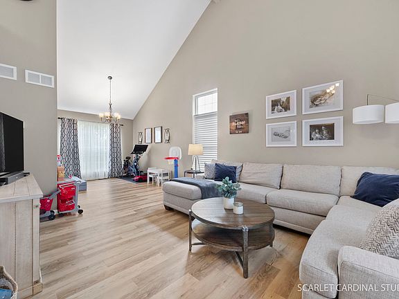 4th image of 23700 Greenfield Dr