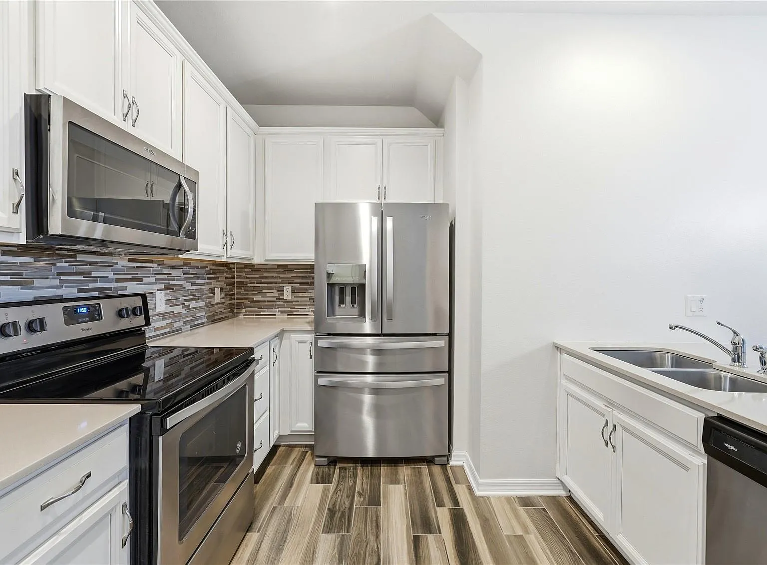 4 bed, 2056 sqft, $2,600 — Photo 4