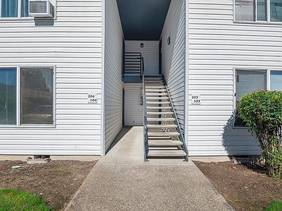 2nd image of 1592 Park Ave NE #203