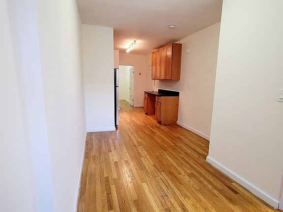 3rd image of 339 W 44th St APT 3RE
