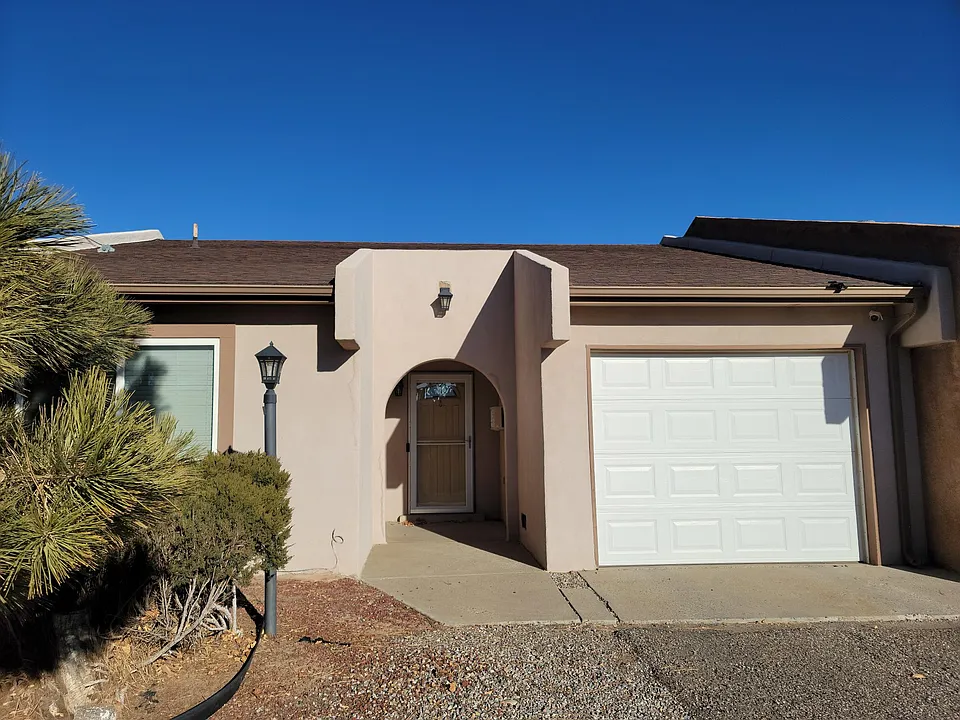 694 Stallion Rd SE