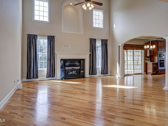 11th image of 405 Heather View Dr