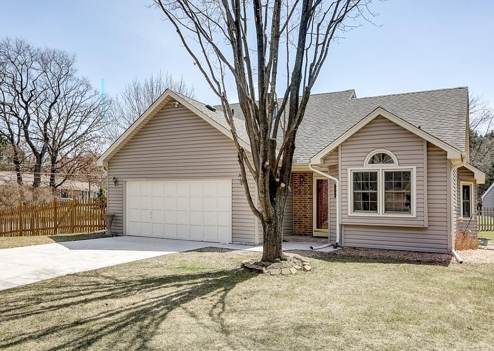 1st image of 3970 Woodview Dr