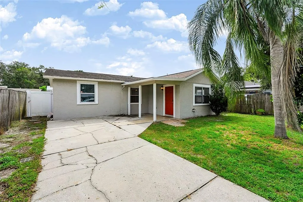 3 bed, 1.0 bath, 1296 sqft, $2,300 — Photo 2