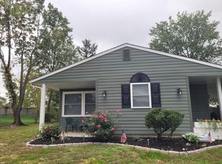 16 Idlewild Rd, Levittown, PA 19057