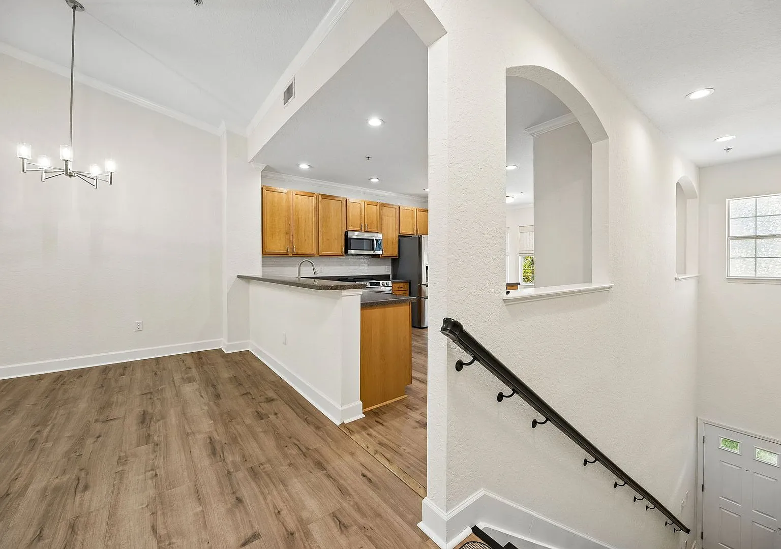 Beautiful 3-Bedroom Flat in Gated Stoney Creek Community — Photo 3