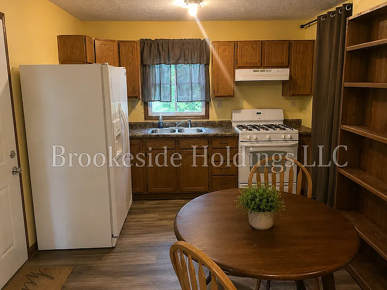 201 E Clark St — Photo 3