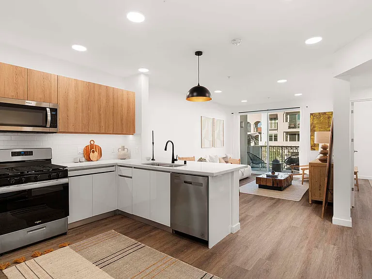 Eddy Redondo Residences — Photo 55