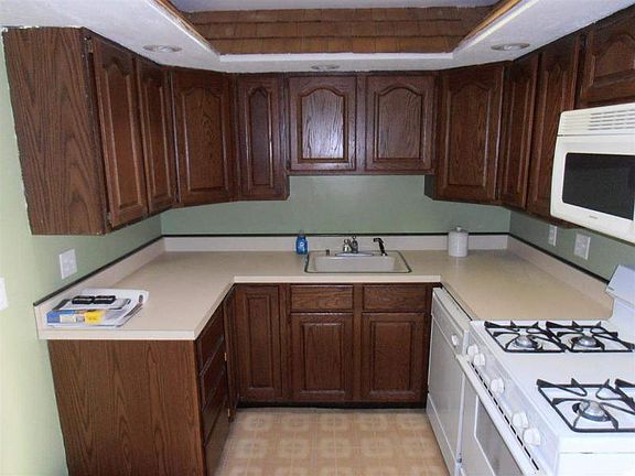 4th image of 742 Sylvan Ln