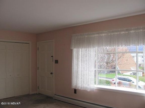 33 pineview drive living 2.jpg