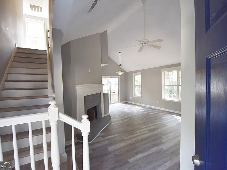 700 S Fairfield Dr — Photo 2