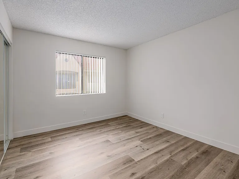 1010 - 1012 E Acacia Ave — Photo 8