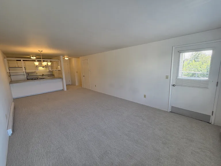 Mont Clare Apartments — Photo 20