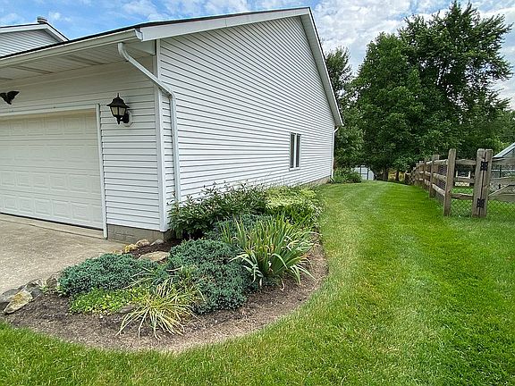 4th image of 994 Lancaster Dr