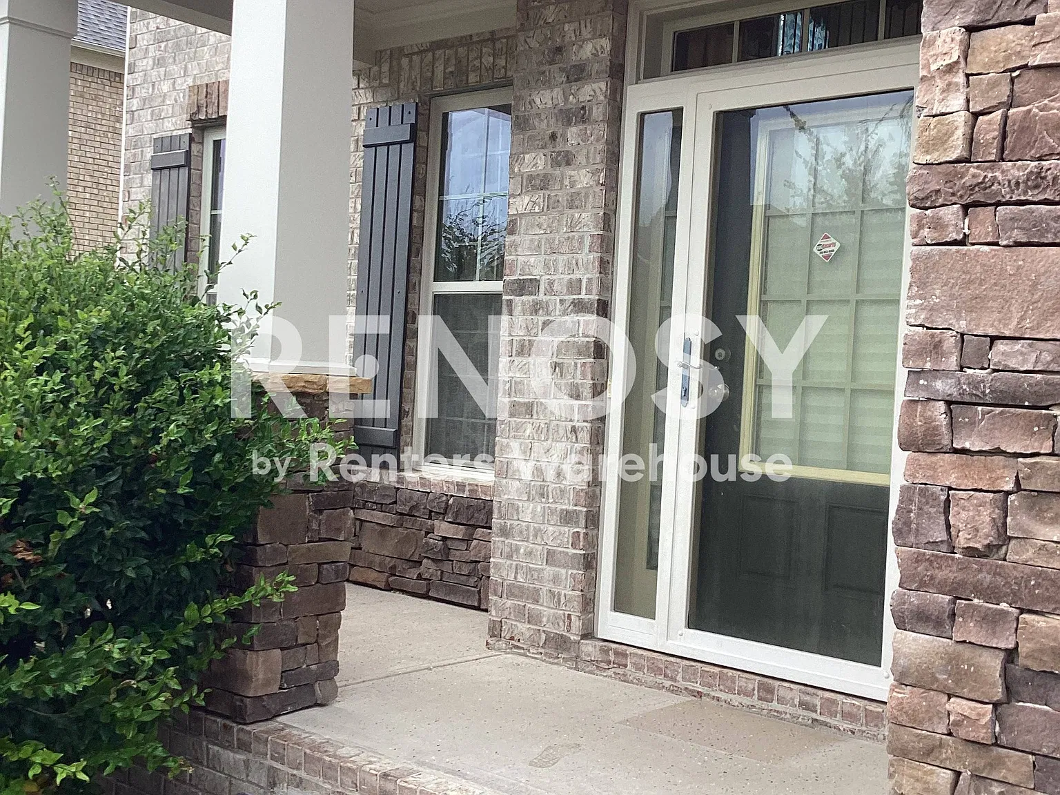 Spacious Three level home in desired school district — Photo 2