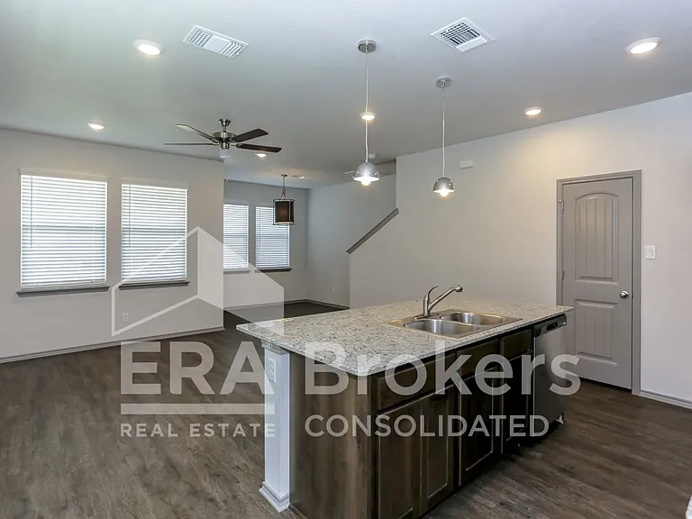 239 Green Valley Dr — Photo 4