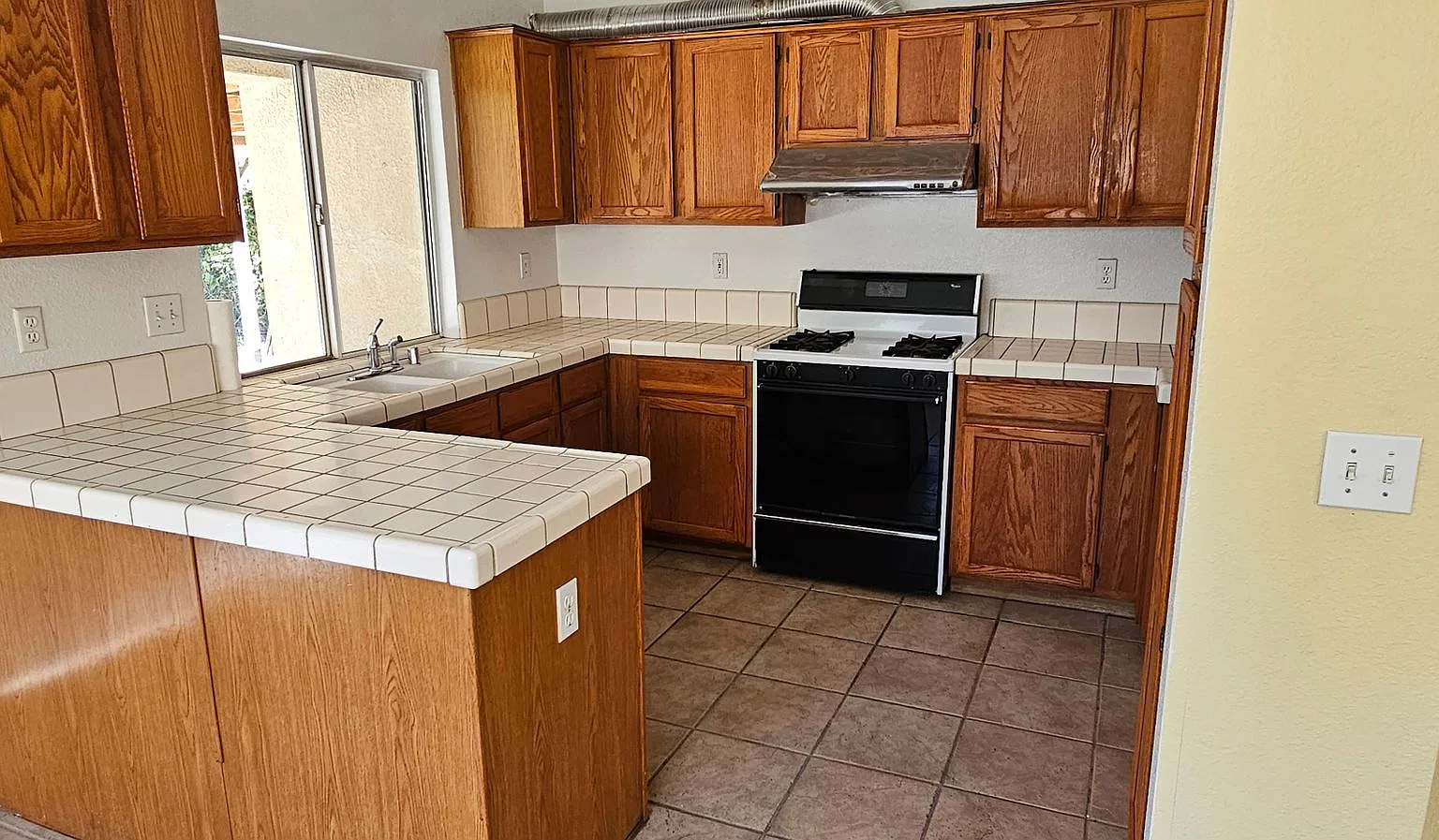Silver Creek Home 3 Bed 2 Bath + Office — Photo 3