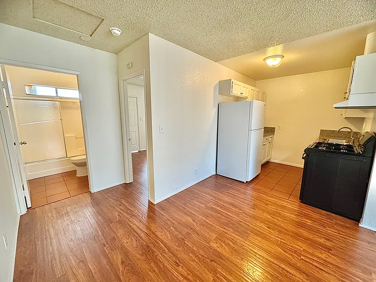 11957 Runnymede St #11957 — Photo 4