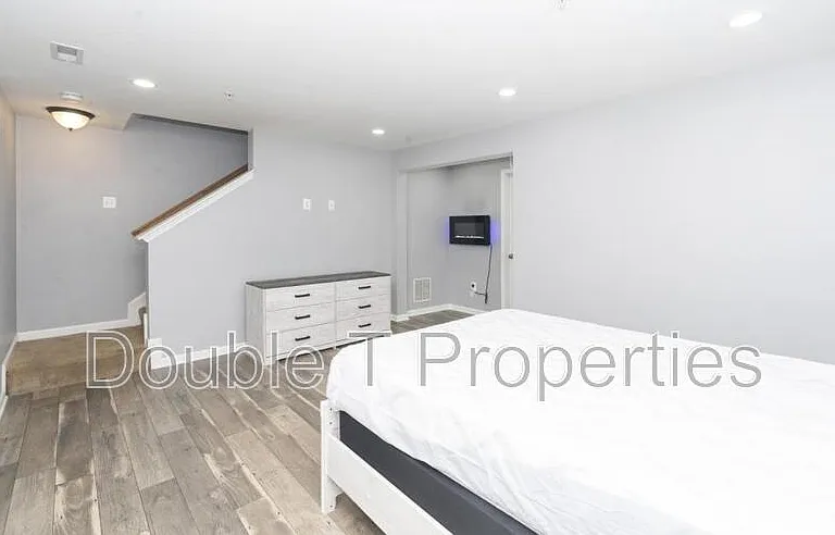 1841 Graymount Way — Photo 23