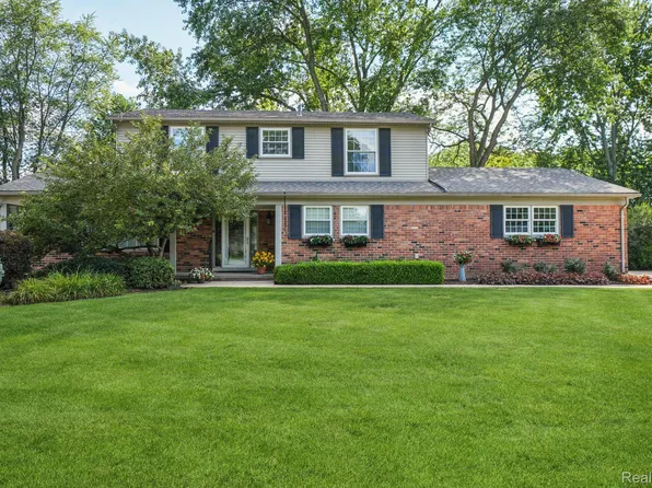 5372 Fieldcrest Dr, Shelby Township, MI 48316