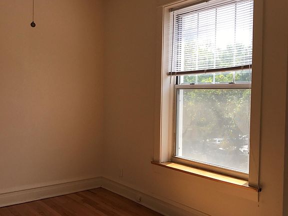 4th image of 504 W Belden Ave