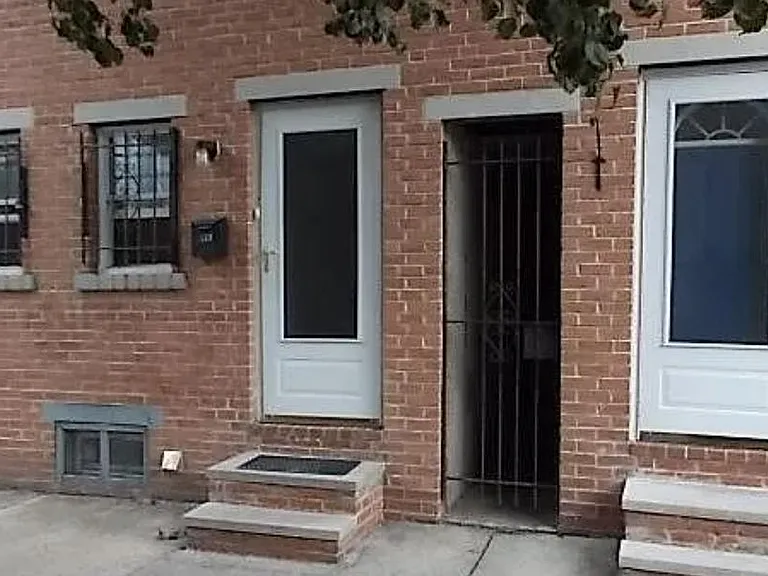 2131 Clymer St — Photo 1