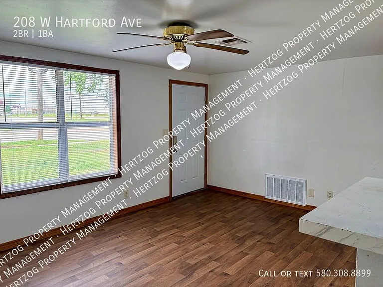 208 W Hartford Ave — Photo 4