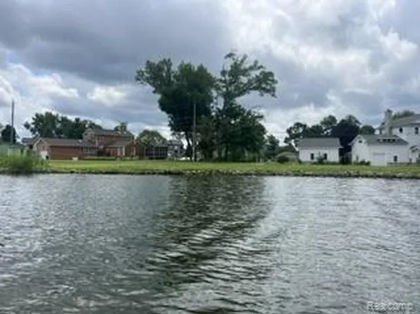 9510 Buckingham White, Lake Michigan, MI 48386