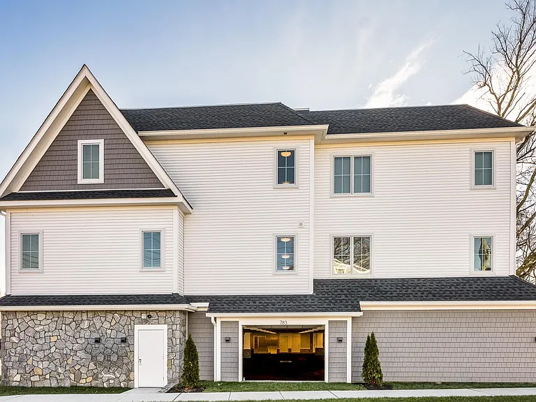 783 Kings Hwy E — Photo 1