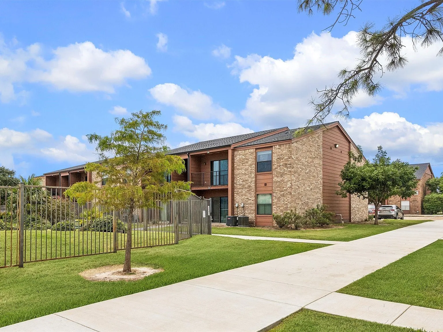 1 bed, 1.0 bath, 677 sqft, $1,000 — Photo 1