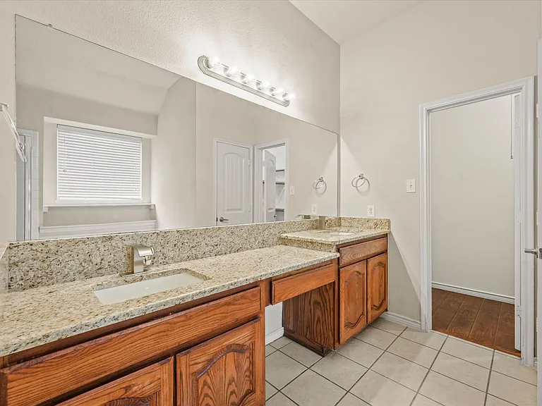 8204 Hitching Trl — Photo 14