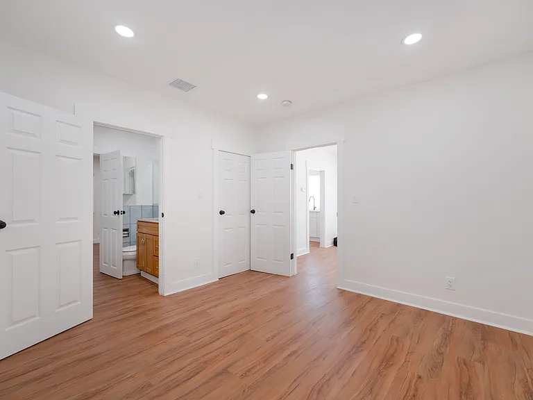 121 S Lotus Ave — Photo 17