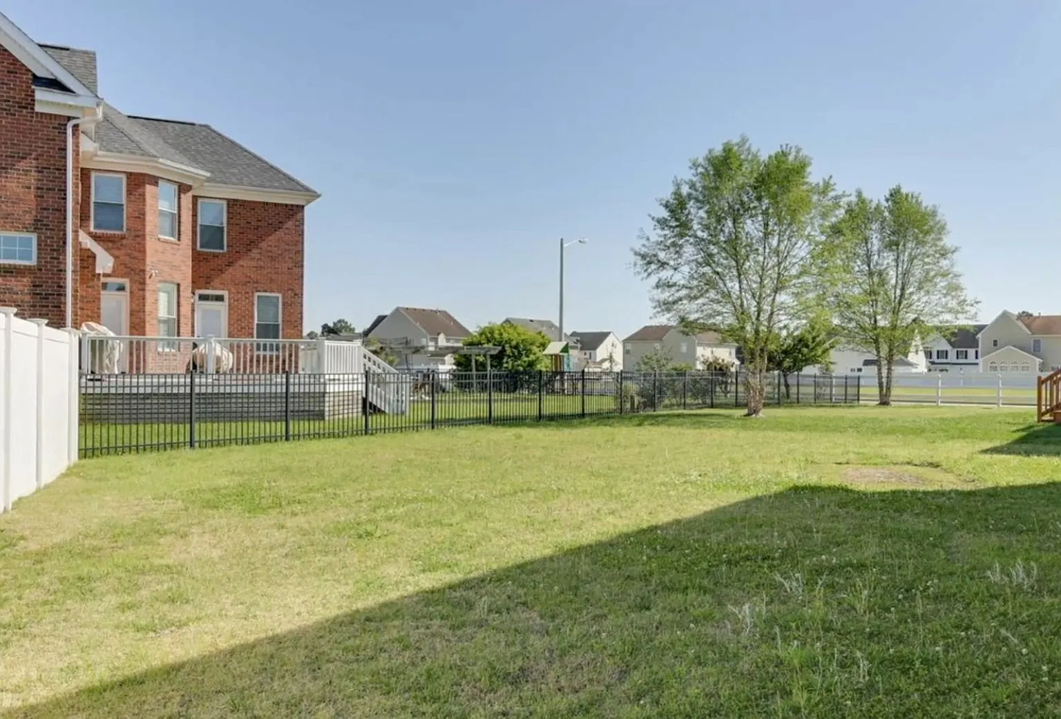 Spacious 5BR House in Suffolk — Photo 4