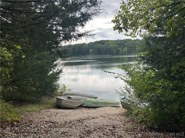 70 Bloomington Dr, Lake Ozark, MO 65049