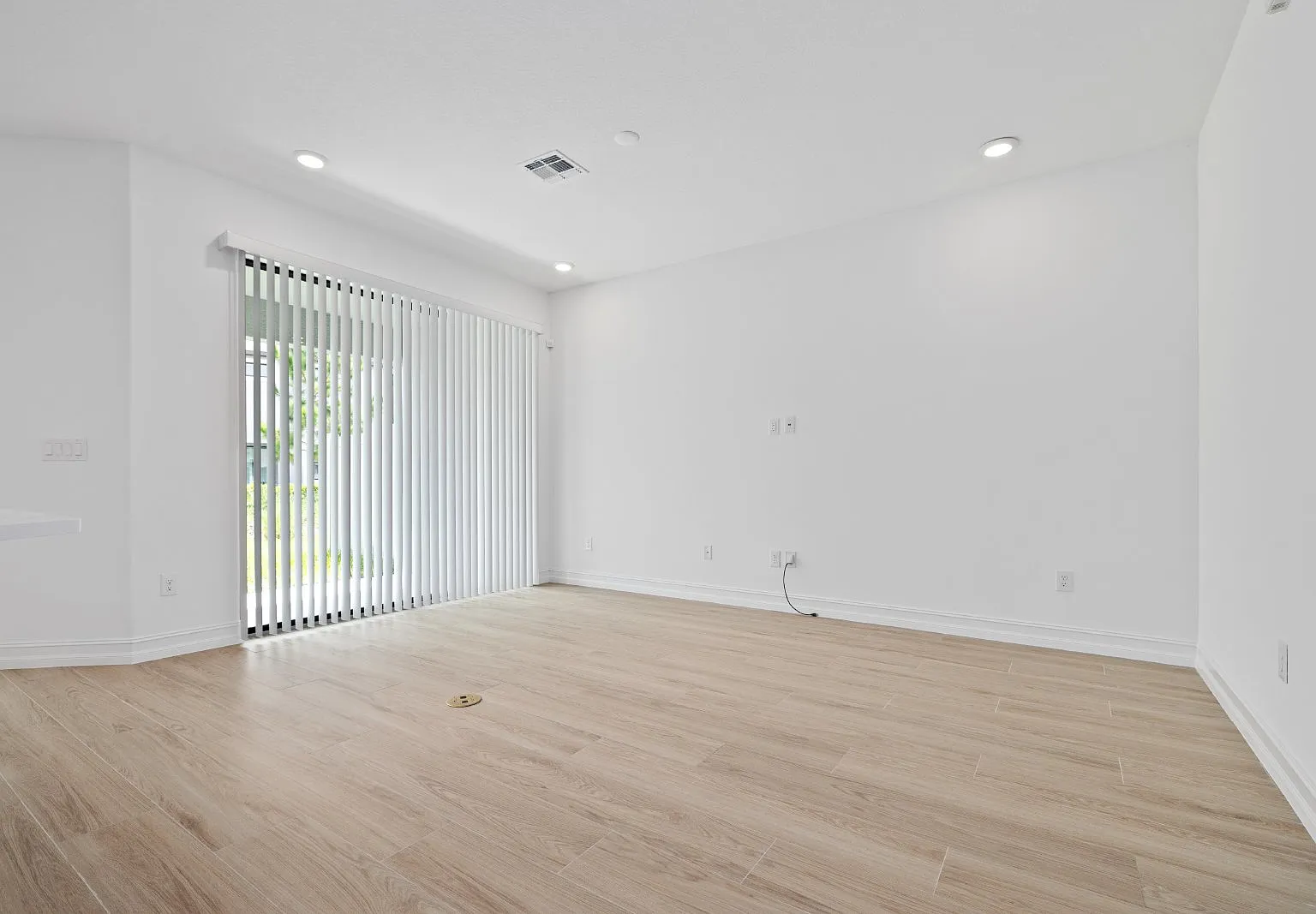 3 bed, 2.5 bath, 1829 sqft, $2,595 — Photo 3
