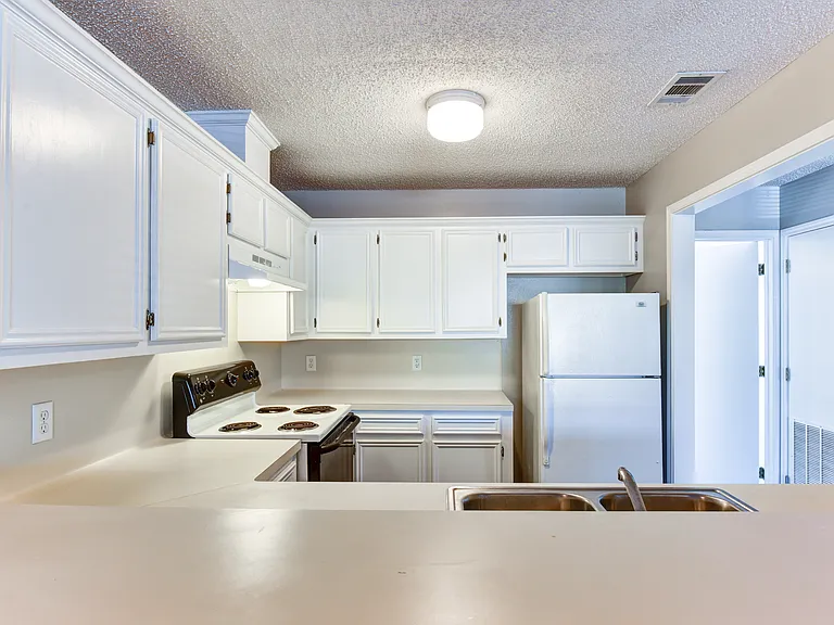 McIntyre Apartments — Photo 16