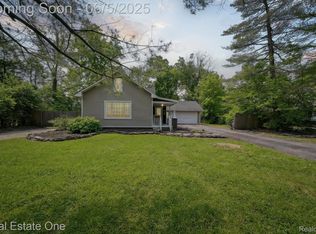 8921 Lake Rd, Grosse Ile, MI 48138