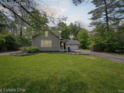 8921 Lake Rd, Grosse Ile, MI, 48138