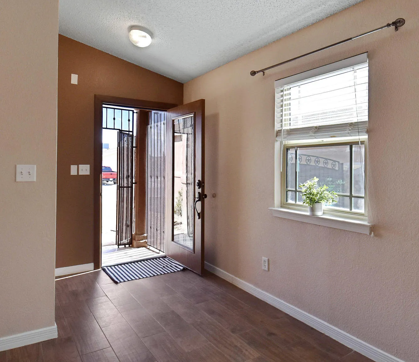 3 bed, 2.0 bath, 1124 sqft, $1,650 — Photo 4