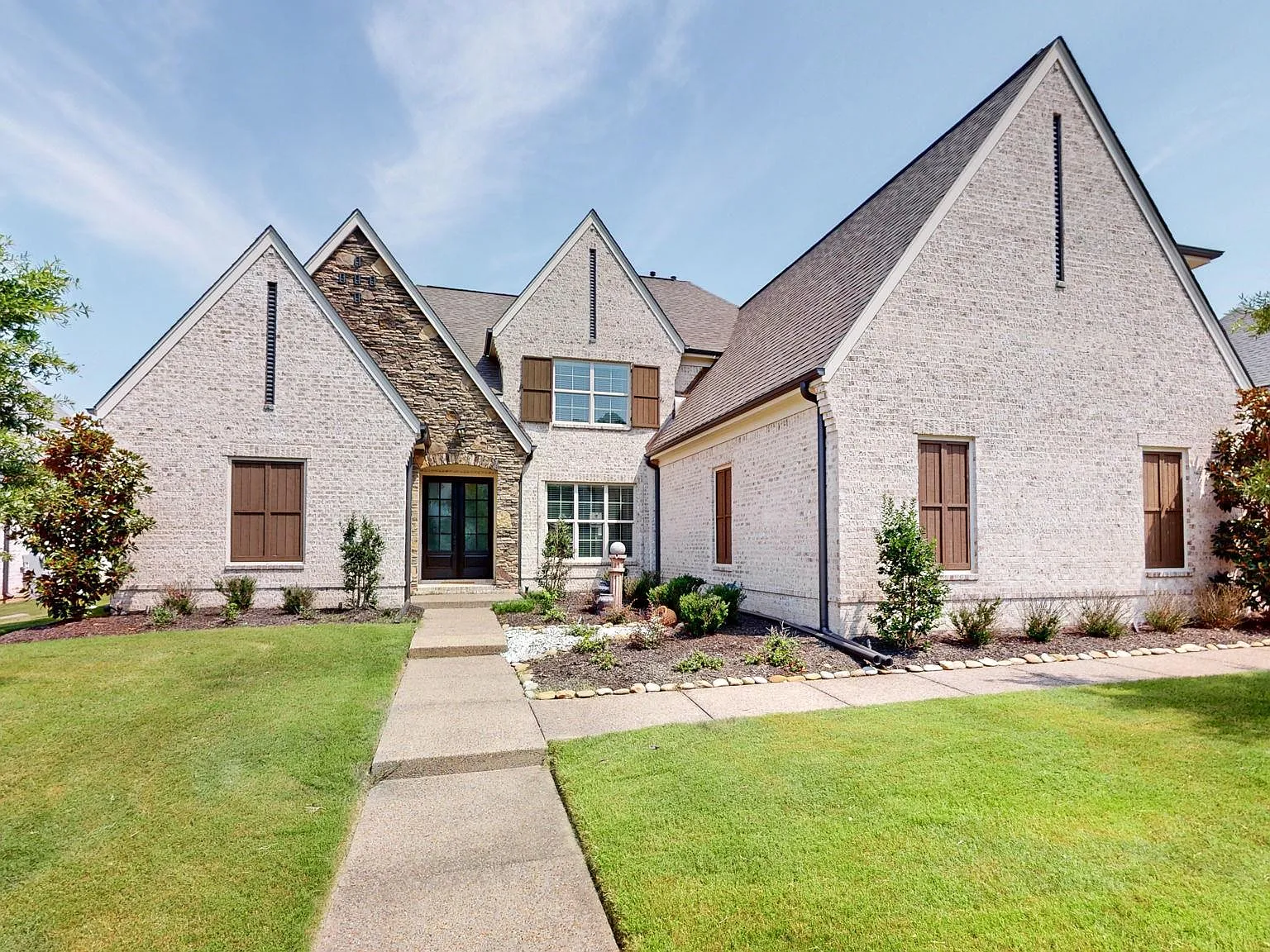 5 bed, 4.5 bath, 4933 sqft, $4,500 — Photo 1