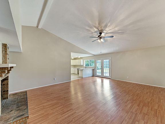 4th image of 2409 Chinaberry Dr